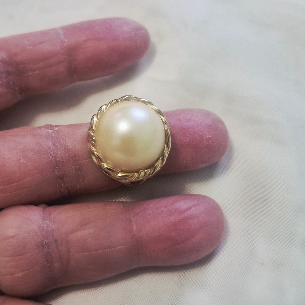 Source Unknown Gold and Cream Faux Pearl Ring